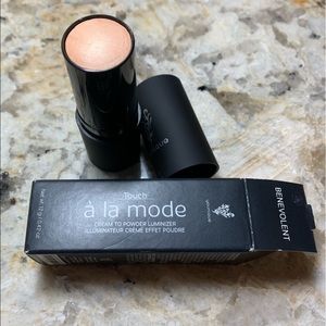 Younique a la Mode Luminizer Stick - Benevolent